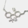 CLGANTE2.jpg COLGANTE MOLÉCULA THC DE PLATA ESTERLINA - PIEDRAS BLANCAS - 43CM